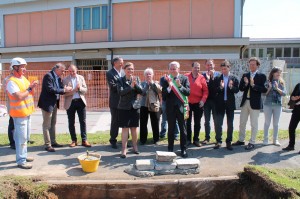 Il sindaco Giorgio Del Ghingaro e la dirigente Reggiannini posano la prima pietra della nuova ala della scuola