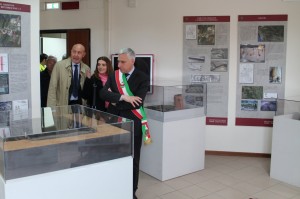 Il sindaco Giorgio Del Ghingaro e l'assessore alla cultura Lara Pizza visitano alcuni reperti archeologici all'interno di Athena