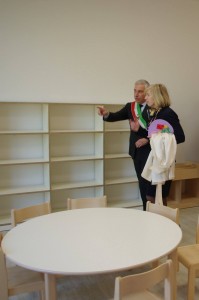 Giorgio Del Ghingaro mostra un'aula della scuola Luciana Baroni al Ministro Stefania Giannini