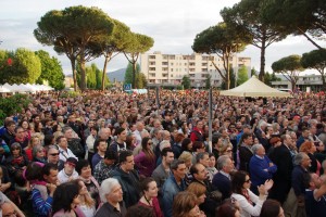 Persone che in piazza Aldo Moro a Capannori assistono al concerto